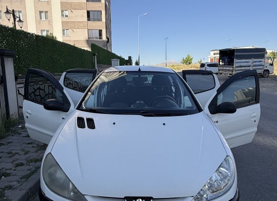 Öğretmenden temiz bakımlı aile aracı