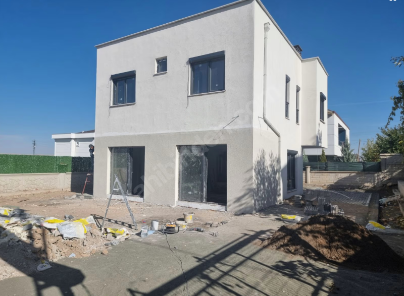 ACİL SATILIK!!! Müstakil Bahçeli 5+1 Villa (220m2)