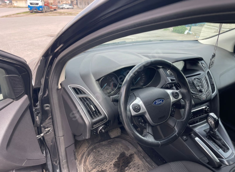 Ford focus sedan 1.6 titanium paket 2012 model