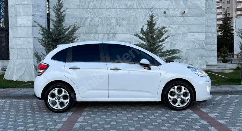 BAYANDAN 136.000 BİN KİLOMETRE'DE BAKIMLI HATASIZ AİLE ARACI