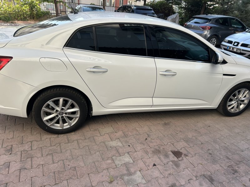 Emekliden dizel otomatik megan 4 aracım temiz bakımlıdır