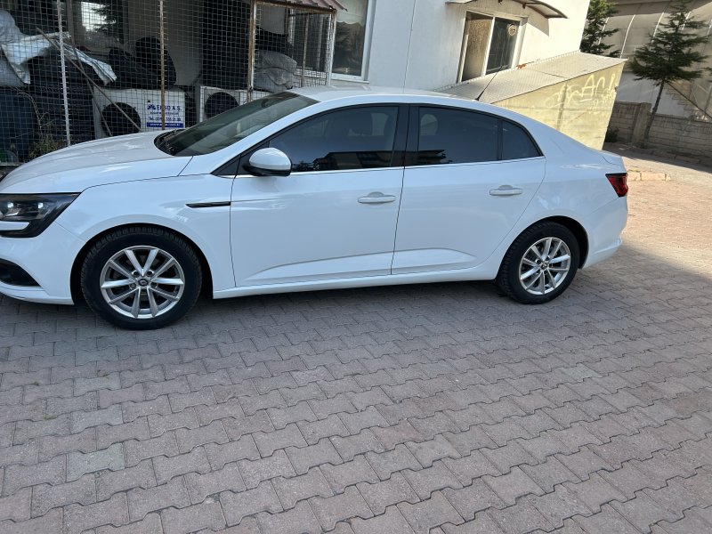 Emekliden dizel otomatik megan 4 aracım temiz bakımlıdır