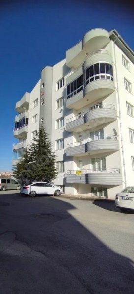 BAHÇELİEVLER MAH. ARAS SİTESİNDE SATILIK ARAKAT DAİRE