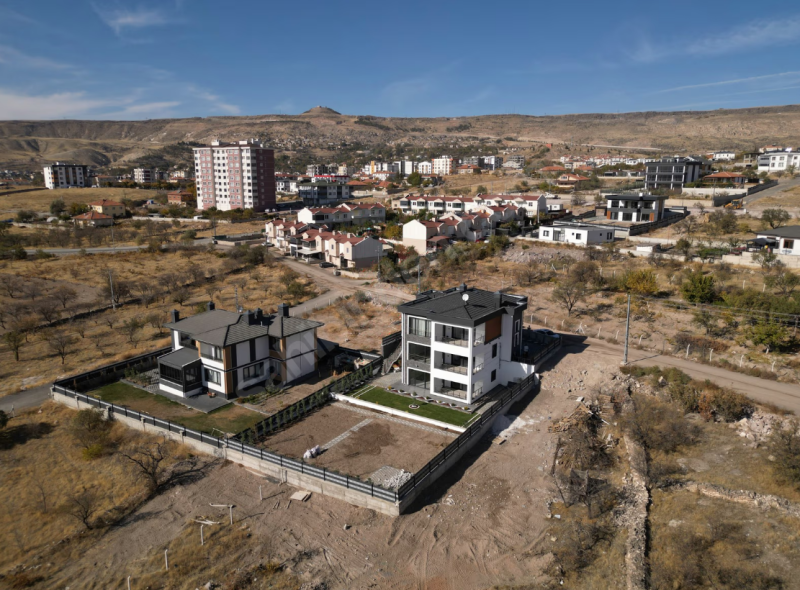 Meskenli Ultra Lüks 3 Katlı Villa Erciyes Manzaralı - Peyzajlı