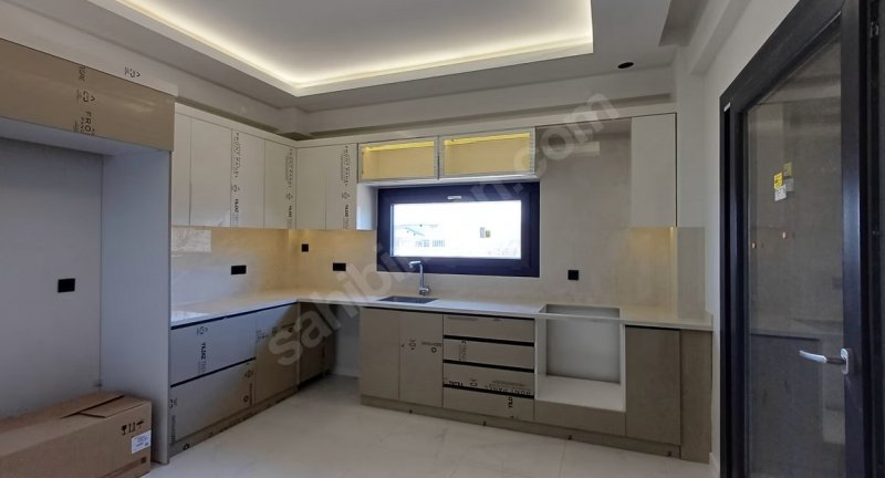 FIRSAT! AKYAZI'DA,KÖŞEBAŞI, MESKENLİ,4.5+1 LÜKS VİLLA!