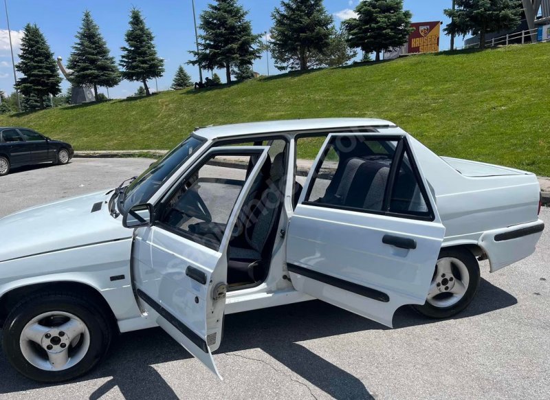 Masraf Etmeden Binilecek Renault 9 Broadway