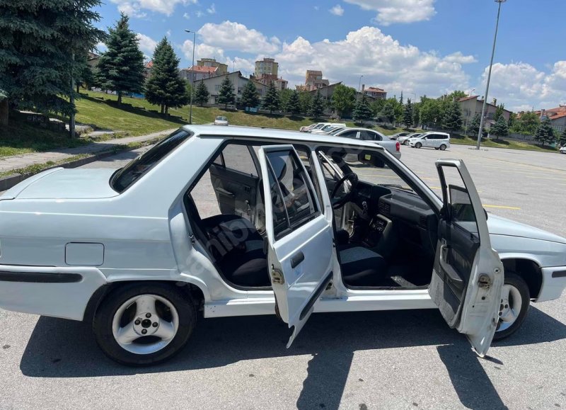 Masraf Etmeden Binilecek Renault 9 Broadway
