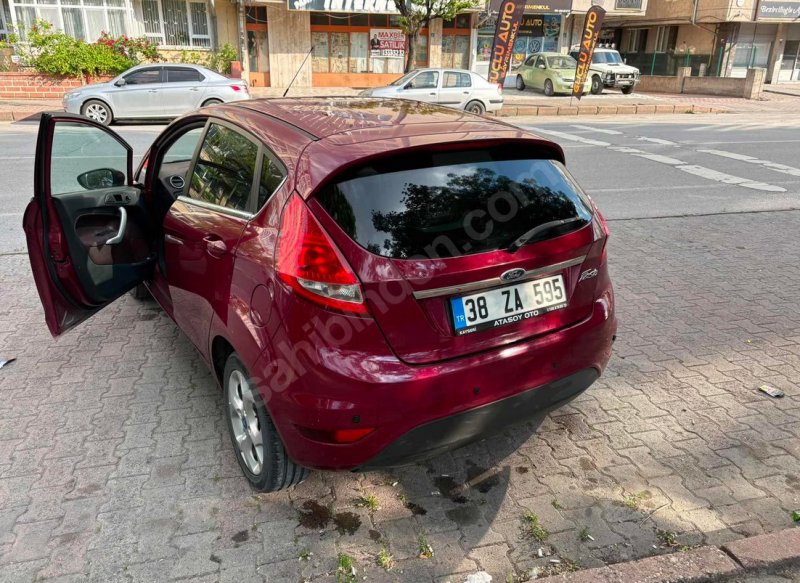 İlk sahibinden hasarsız değişensiz boyasız Fiesta