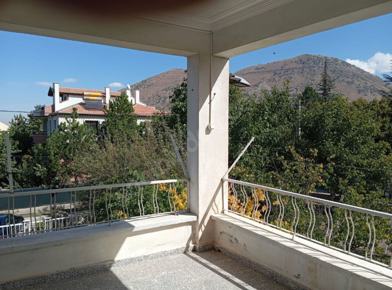 HEM YATIRIMLIK HEM OTURMALIK 1200 M2 ARSA 300 M2 EV