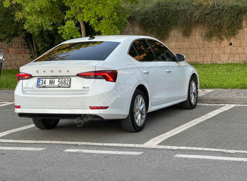2023 MODEL SKODA OCTAVİA 1.5 TSİ e-TEC PREMİUM DEĞİŞENSİZ