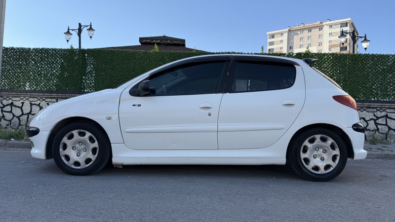 Öğretmenden temiz bakımlı aile aracı