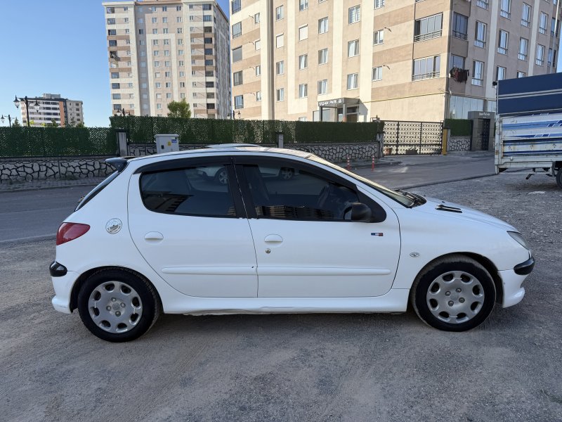 Öğretmenden temiz bakımlı aile aracı