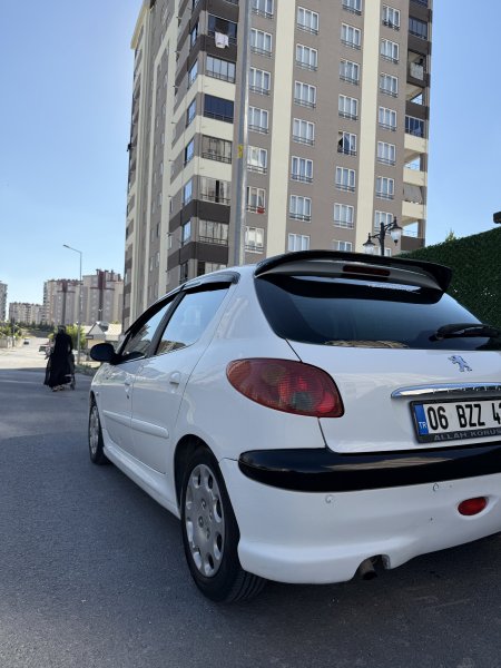 Öğretmenden temiz bakımlı aile aracı