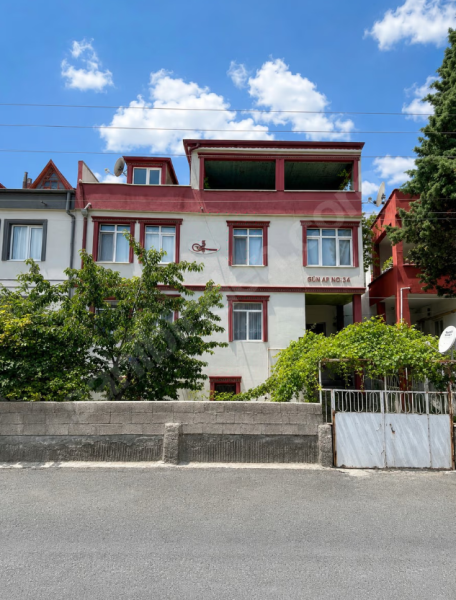 Selçukluda Bahçeli ve Teraslı 3 Katlı Komple Satılık Bina