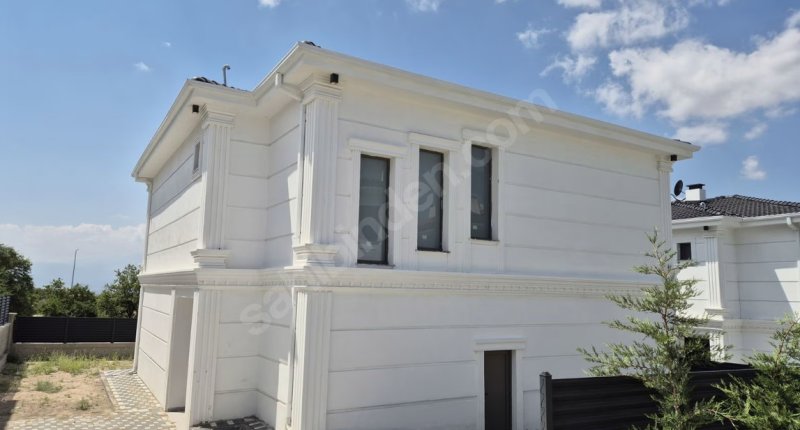 YERLEŞİM İÇİNDE MÜKEMMEL 5+1 VİLLA