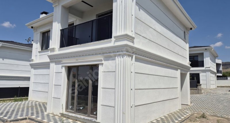 YERLEŞİM İÇİNDE MÜKEMMEL 5+1 VİLLA