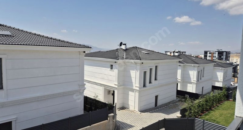 YERLEŞİM İÇİNDE MÜKEMMEL 5+1 VİLLA