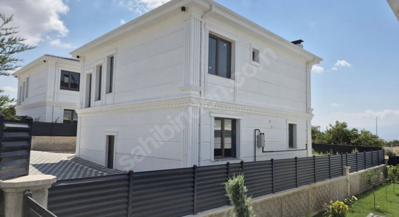 YERLEŞİM İÇİNDE MÜKEMMEL 5+1 VİLLA