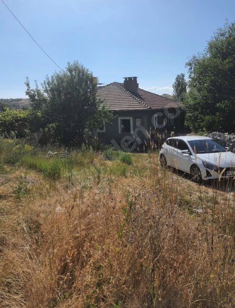 Akkışla merkezde 14 bin M2 bahçeli EV