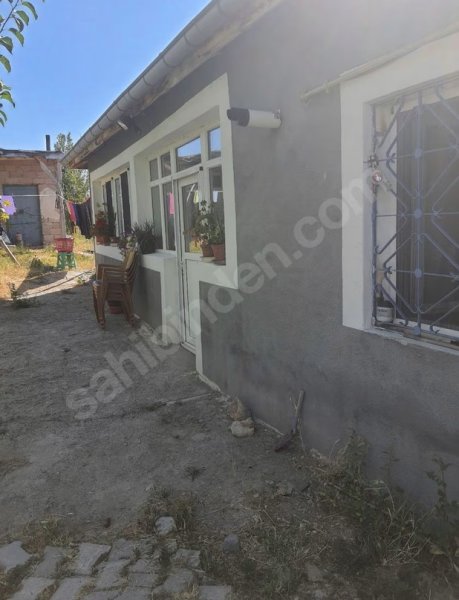 Akkışla merkezde 14 bin M2 bahçeli EV