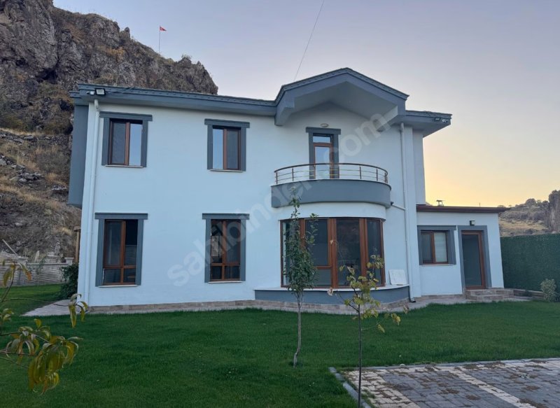 DOĞA İLE İÇ İÇE GENİŞ ARSA PAYLI VİLLA