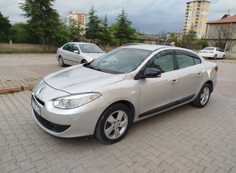 2012 MODEL FLUANCE TEMİZ AİLE ARABASI