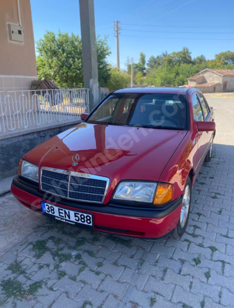 Kırmızı Mercedes Benz W202 C180