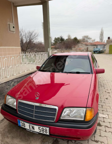 Kırmızı Mercedes Benz W202 C180