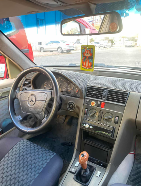 Kırmızı Mercedes Benz W202 C180
