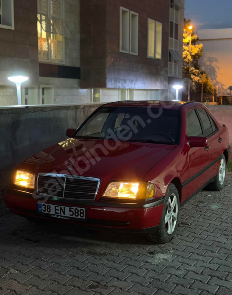 Kırmızı Mercedes Benz W202 C180