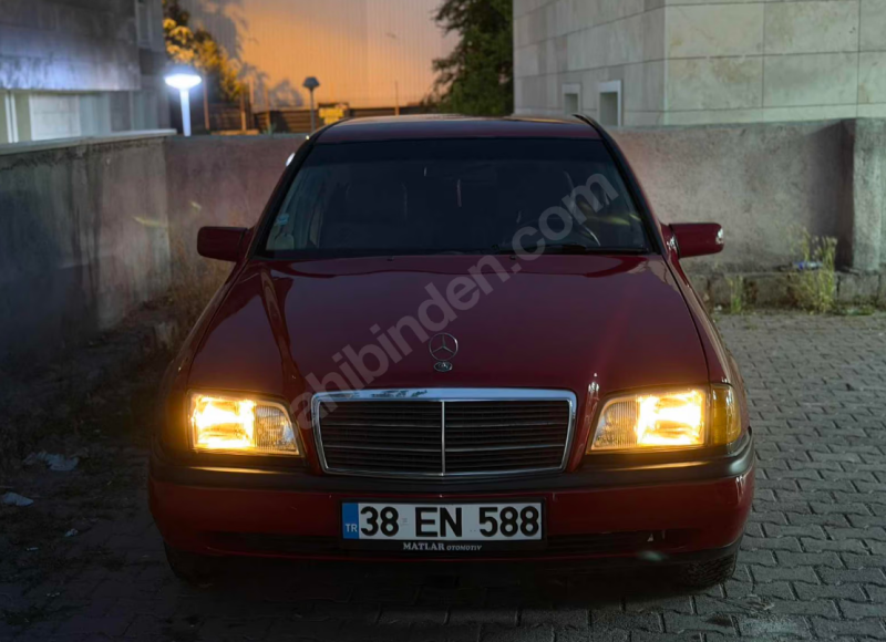 Kırmızı Mercedes Benz W202 C180